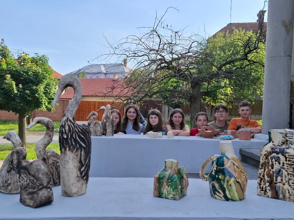 Okna infocentra ožijí keramikou